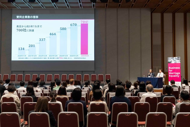 700社達成を報告した会見の様子