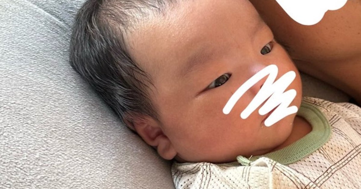 0歳児、おもちゃより夢中になる“赤いチラシ”が意外⇨「真剣な眼差し」「カラフルなのが好み？」の声