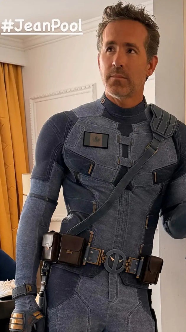 Ryan Reynolds in denim Deadpool suot