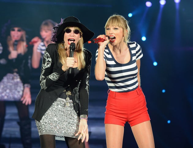 In 2013, Simon joined Taylor Swift on her Red Tour to perform You’re So Vain as a duet.