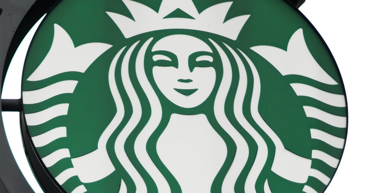 スタバの人気メニューが“カプセルトイ”に！ぬいぐるみチャームの登場に「絶対ほしい」の声続出