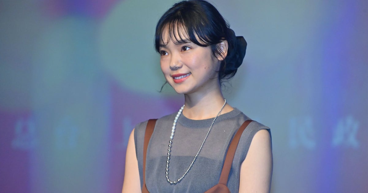 古川琴音、大物女優に教わった手編みの“ブックカバー”が素敵⇨猫のワンポイントに「可愛すぎる!」の声