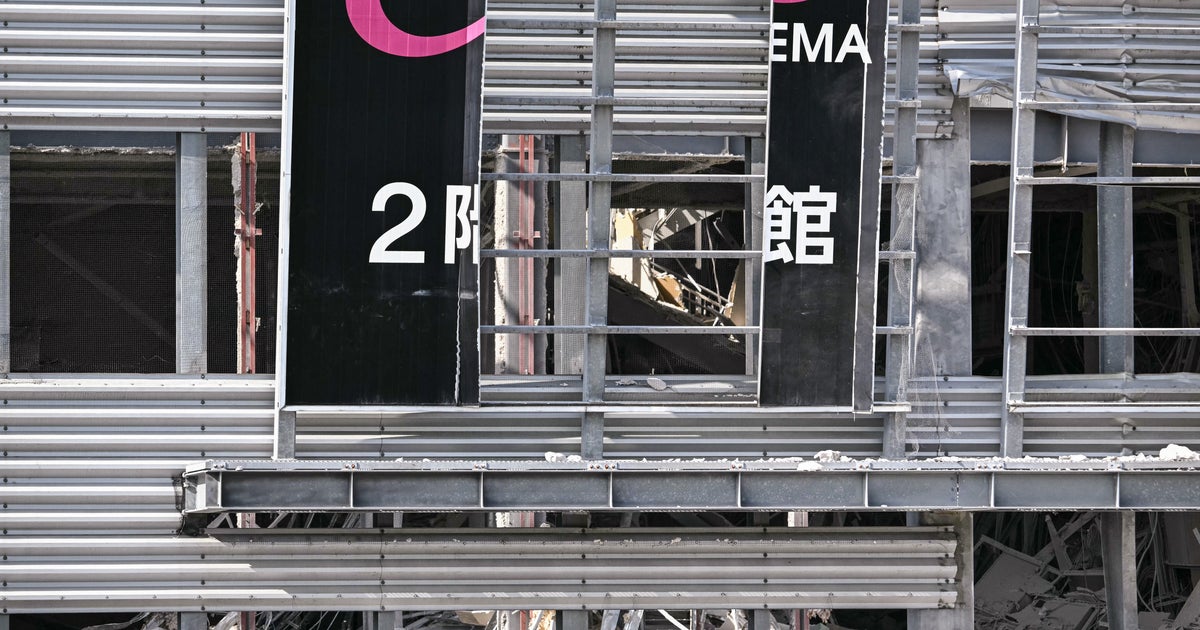 爆発の「イオンモール熊本」、消防の救助活動映像を公開。イオン社長も会見し謝罪【熊本地震】