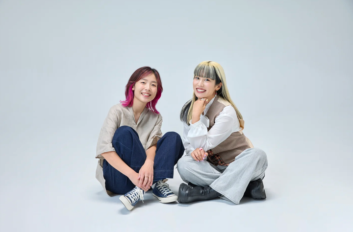 著者のウィルソン麻菜さん(左)と前川裕奈さん(右)
