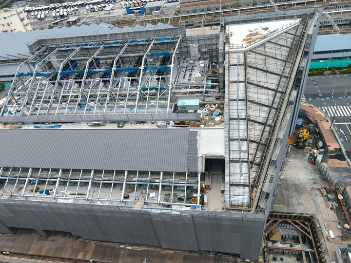 隣接するマンション屋上から見た建設中のDCの建物
