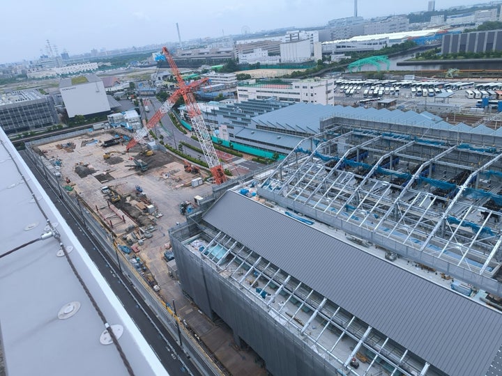 隣接するマンションの屋上から見たDCの建設現場。手前がⅠ期の建物、奥がⅡ期の建設予定地
