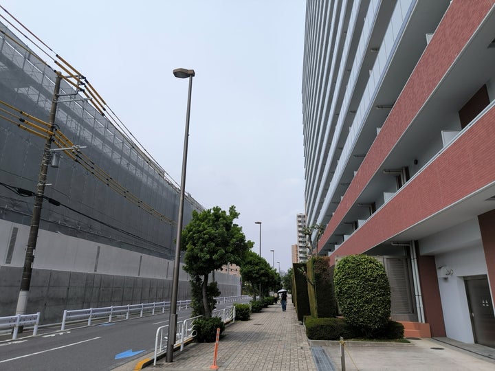 DCの敷地(左)と北隣のマンションの間は道路1本のみで隔てられている