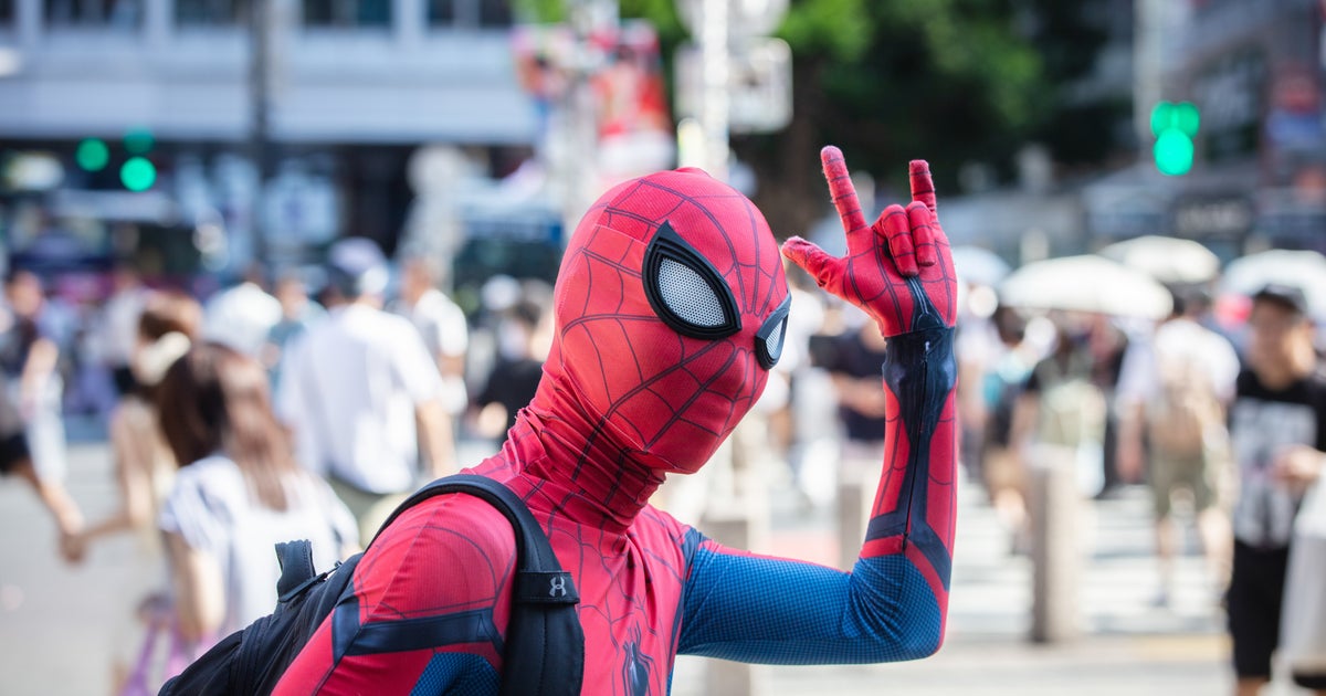 スパイダーマン姿の20歳男性、6車線の交差点で車椅子男性を救助⇨「本物のヒーローだ!」と称賛の声
