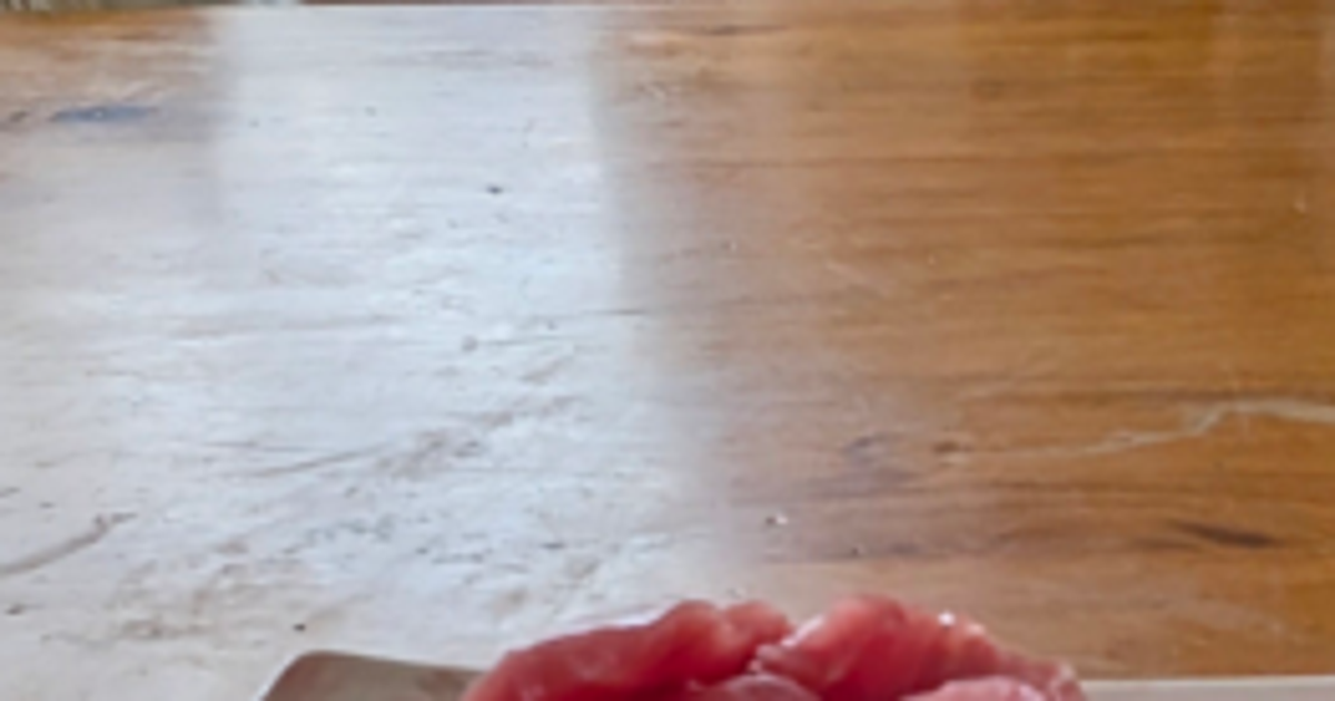 食卓にマグロを置いたら…3匹の猫の“無言の圧”に9.3万いいね⇨「それは我々のですね？」「表情が良すぎる」