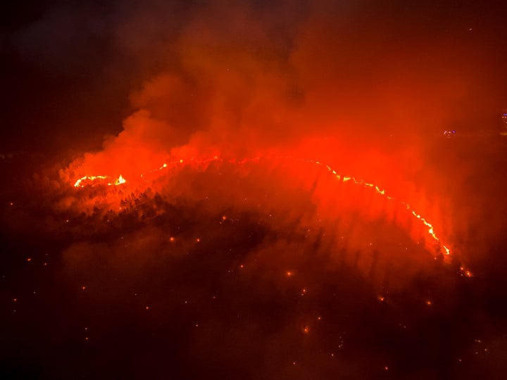 Vue aérienne des pompiers faisant face à un mur de feu en Gironde le 28 juillet 2026 en France. (Photo by Victor LOCHON/Gamma-Rapho via Getty Images)