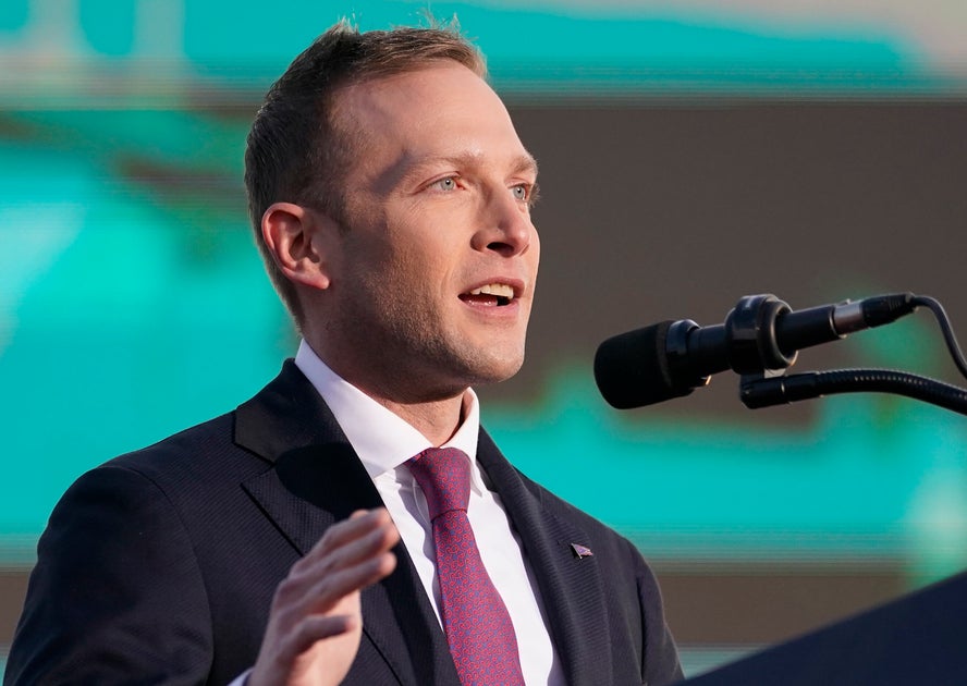 Max Miller bestreitet, das Stofftier seiner Tochter bei der Übergabe des ...