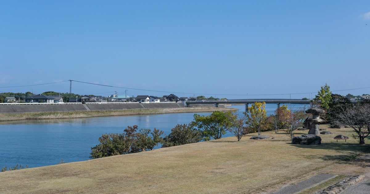 堤防を車が走行？芝がえぐられた現場写真に「こりゃひどい…」「絶対にダメ」。国交省が公開