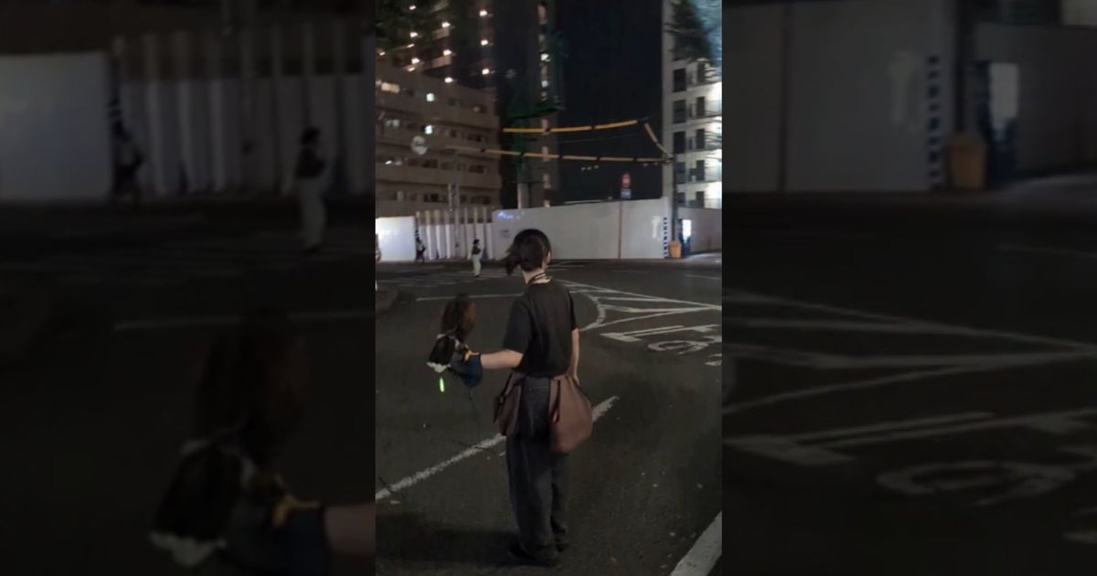 ムクドリの騒音・フン害に“鷹匠”が活躍!駅前で鷹を放つ様子に「職人技」と反響