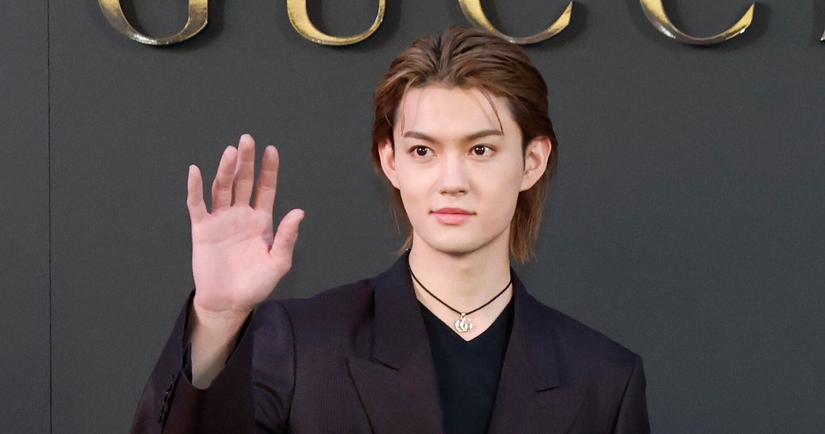 M!LK佐野勇斗、7歳当時の“大蛇ツーショット”に「可愛すぎる！」と反響⇨新曲MVの“白蛇”とのオフショも