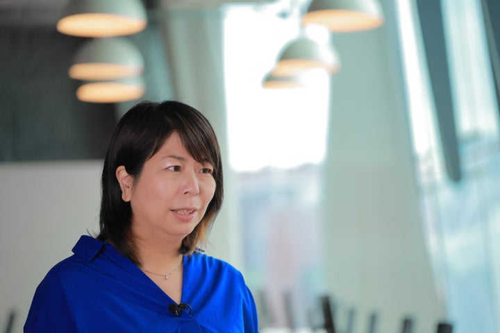ハフポスト日本版編集長 泉谷由梨子（いずたに・ゆりこ）：毎日新聞記者を経て、シンガポールの日系出版社でビジネス誌編集者として勤めた後、東南アジア各国からの女性移民労働者を支援するNGOで広報職員として勤務。2016年に帰国し、同年4月にハフポスト日本版に入社。ジェンダー平等の問題や働き方、子育て、男性育休などのテーマで、キャンペーン報道をリード。2021年6月より現職に就任。