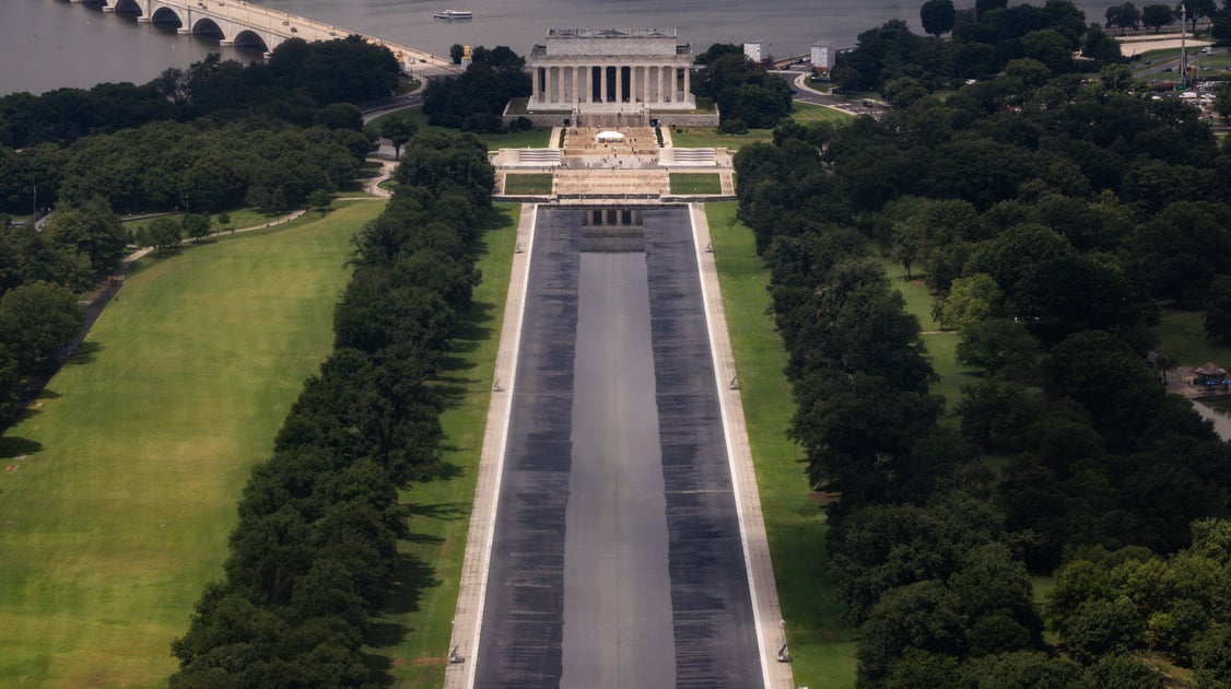 Der 80-jährige Trump schimpft weiter über den Reflecting Pool ...