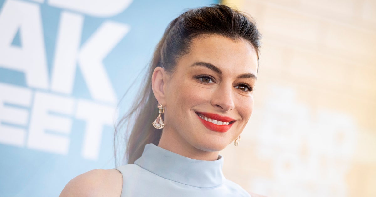 アン・ハサウェイ、妊娠中の膨らんだお腹でへそ出しルック⇒猛暑のなかでも笑顔をみせる