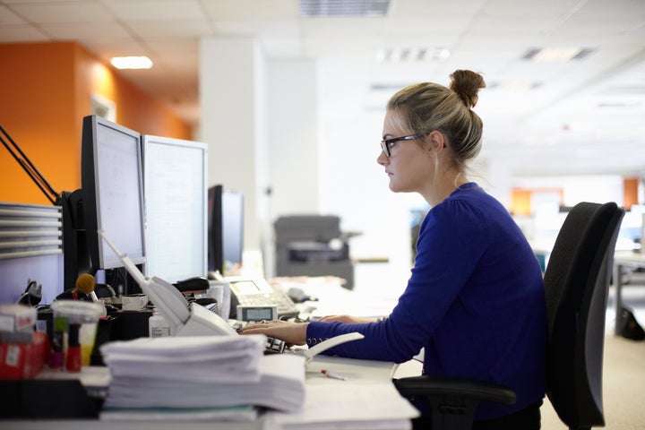 New research suggests that something as simple as how you’re sitting may be quietly shaping your mood and how well you make decisions.