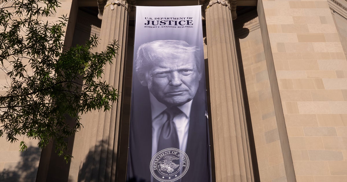 DOJ Says Trump Can Assert Executive Privilege Over Private Talks With Advisers, Citizens