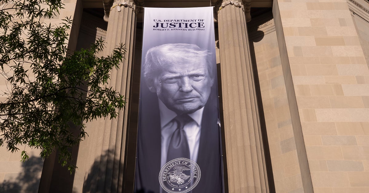 DOJ Says Trump Can Assert Executive Privilege Over Private Talks With Advisers, Citizens