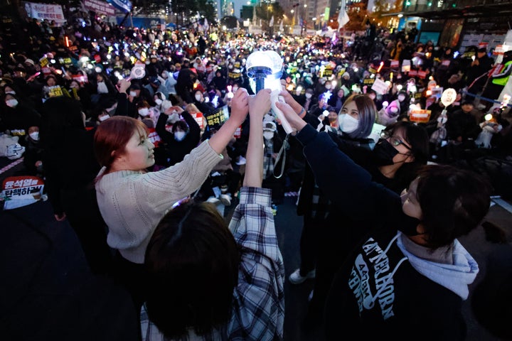2024年12月に行われた、尹前大統領の弾劾を求めたデモ。韓国のデモでは参加者たちが前方に出てダンスを踊ることも