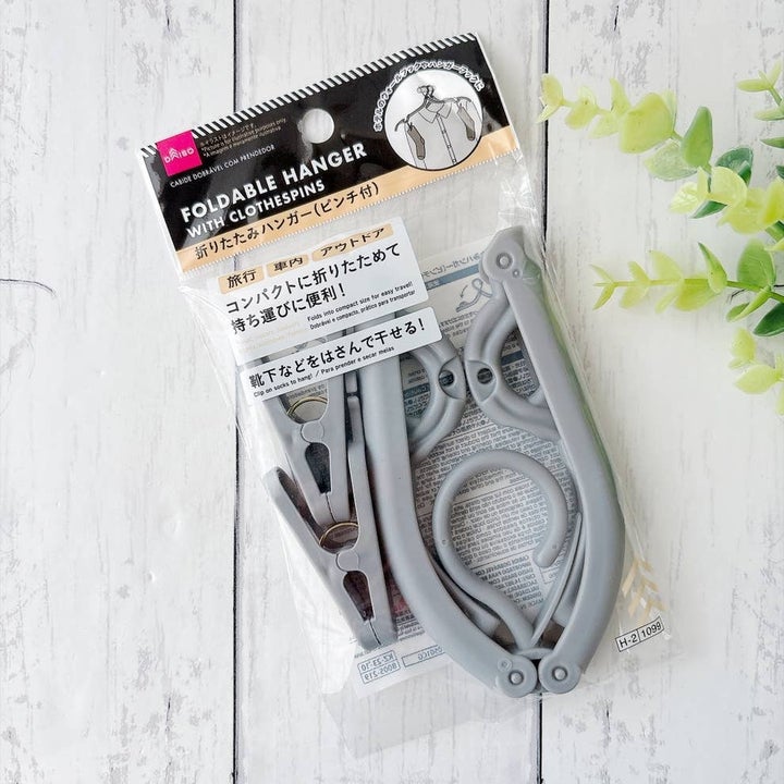 DAISO(ダイソー)「折りたたみハンガー(ピンチ付)」