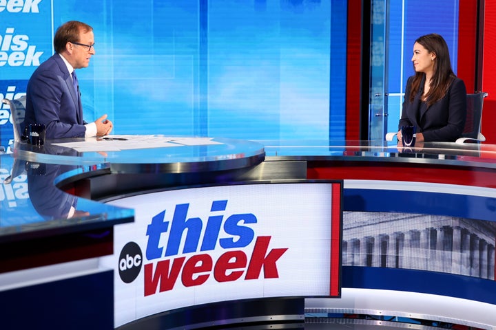 ABCニュースの番組「this week」に出演するオカシオ=コルテスさん(右)