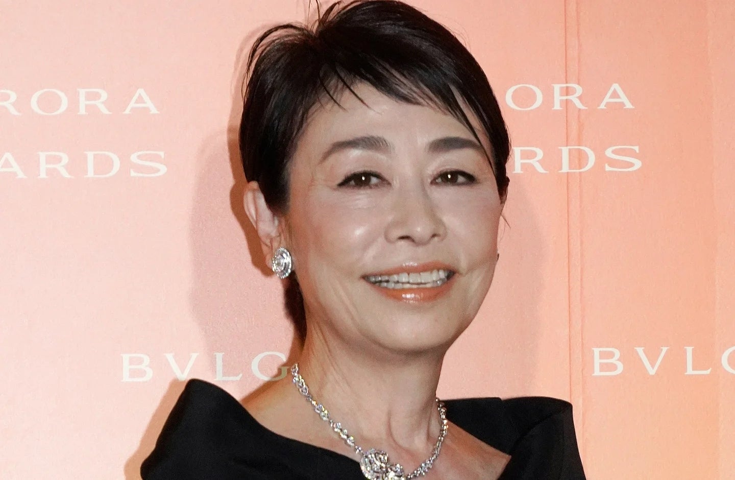 LE SSERAFIM宮脇咲良さんの手編みマフラーがセンス抜群すぎる。革