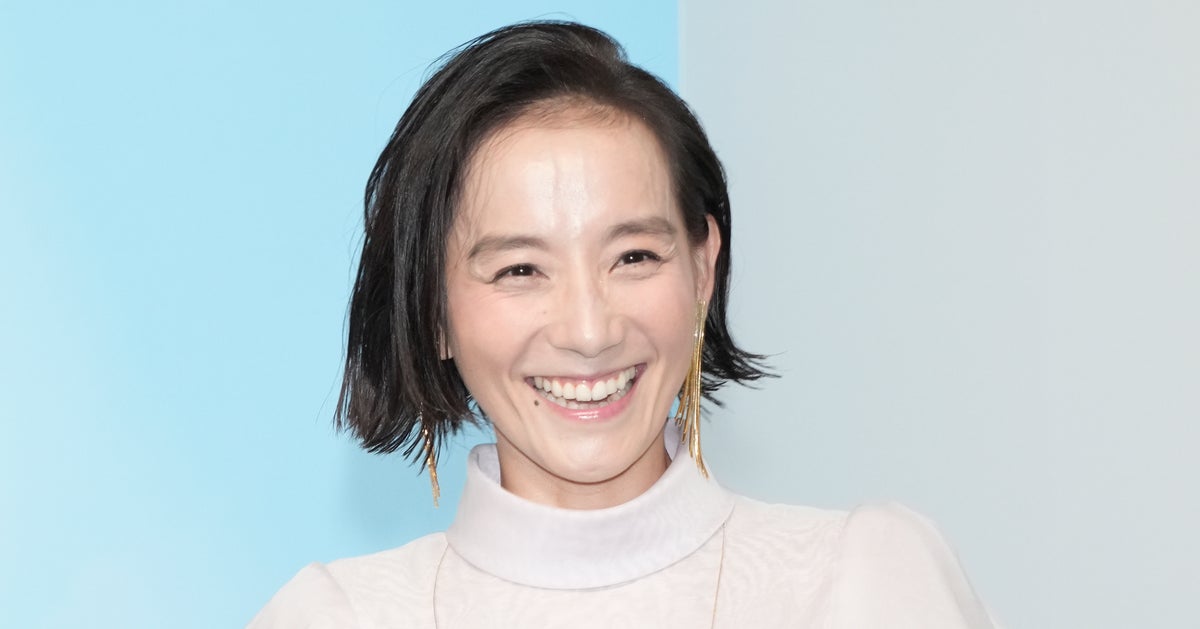 篠原ともえ、爽やかな“ブルーコーデ”を披露⇨鮮やかな青バッグとの組み合わせに「オシャレで素敵」「都会的」