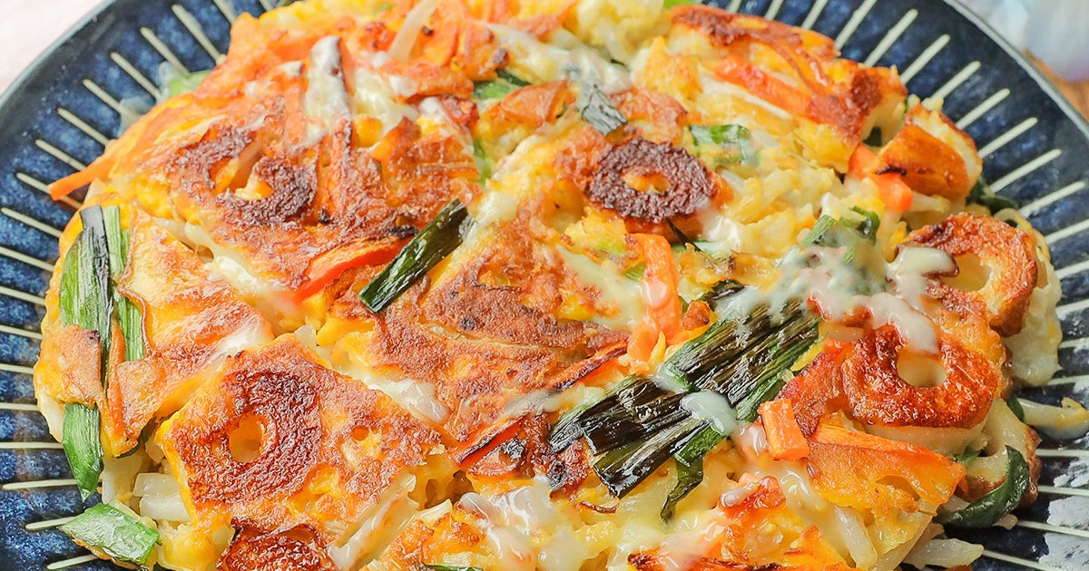 【もやし1袋がごちそうに】チーズでカリもち!手頃な食材で作る「もやしとちくわのチーズチヂミ」レシピ