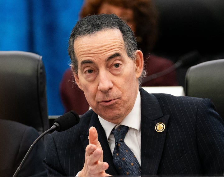Le représentant Jamie Raskin, le plus haut démocrate de la commission judiciaire de la Chambre des représentants, a qualifié l'enquête menée par la Division des droits civiques du ministère de la Justice sur l'antisémitisme dans les universités de « fausse, une opération préfabriquée tout à fait de nature politique ».