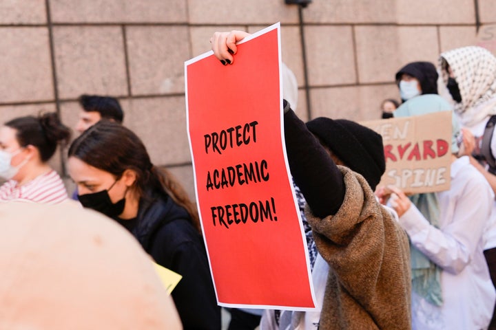 Des manifestants manifestent devant le campus de l'Université de Columbia lors de la Journée d'action pour l'enseignement supérieur, le jeudi 17 avril 2025, à New York.