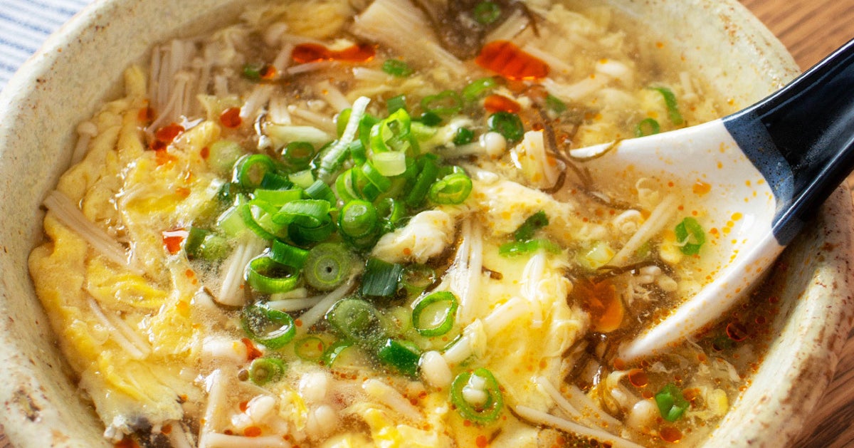 【もずく酢、そのまま出すのもうやめない?】酸味とうま味がクセになる「えのきともずくのサンラータンスープ」