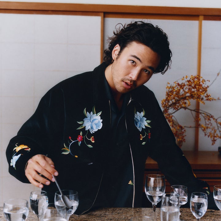 今季のメンズコレクションにもフラワーモチーフが配された。他にも日本製デニム、中国のディテール、着物テイストのジャケットなど世界の文化が融和するルックが登場