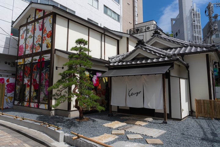 POP UP会場は、髙田氏の旧邸宅を意識した和のエッセンスも。今後の出店は場所と店舗数を厳選し、KENZOならではのショッピング体験など提供ソフトも重視