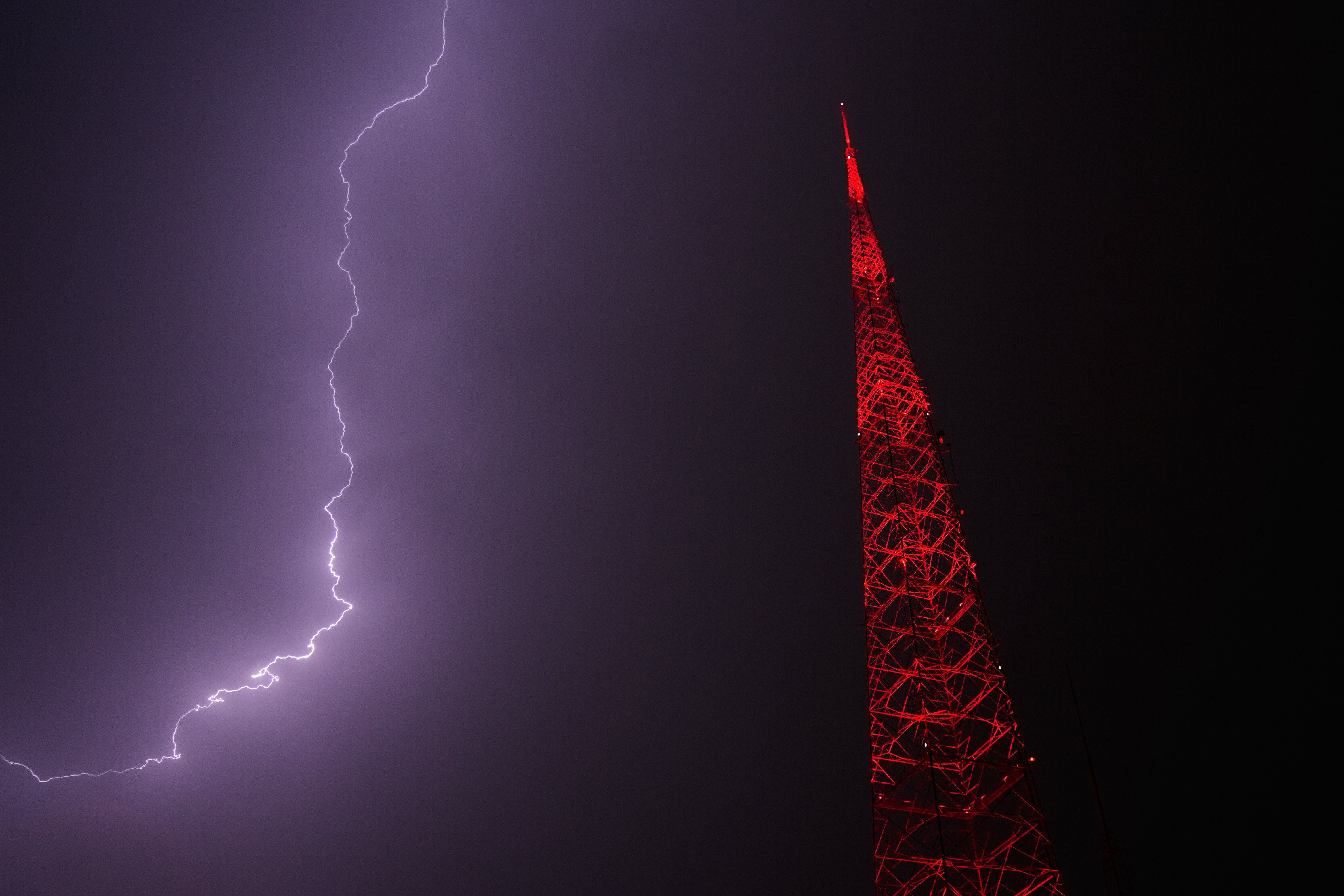 Senior Engineer Explains What Happens When Lightning Strikes Airplane Mid-Flight