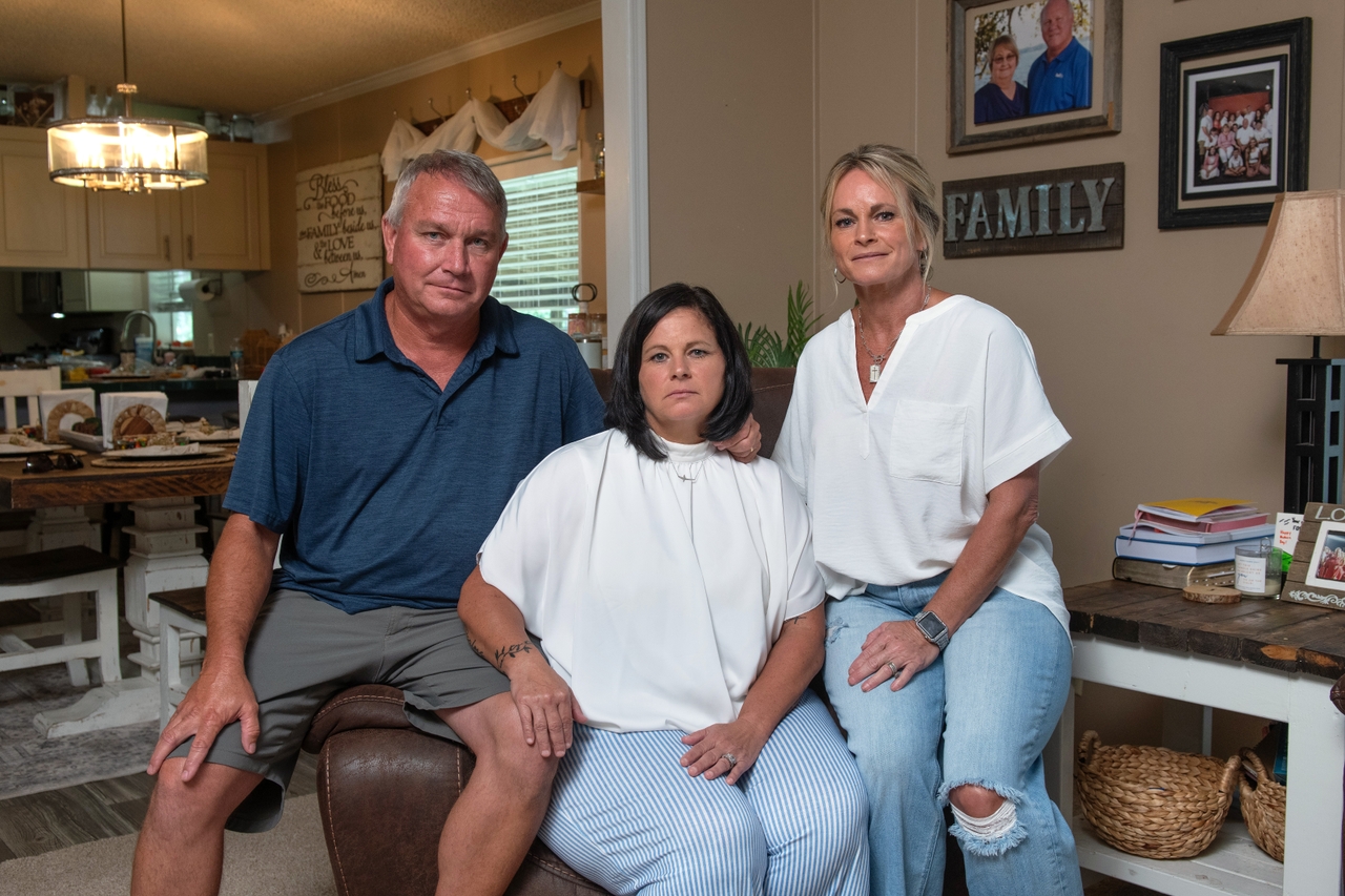 Rhonda Jewell seated between her husband, Robert Jewell (left), and her sister, Laura Davis (right).
