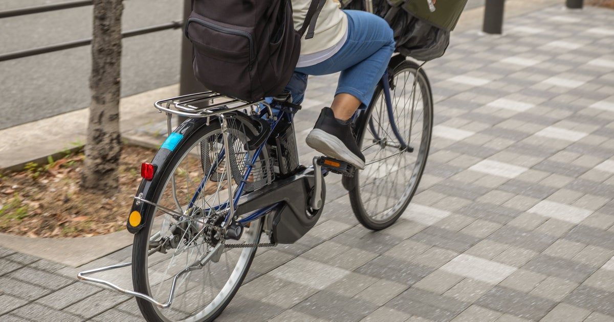 歩道の自転車「車と同じ向きで走らないと違反」⇨誤り。7割が誤解している“青切符”のルール