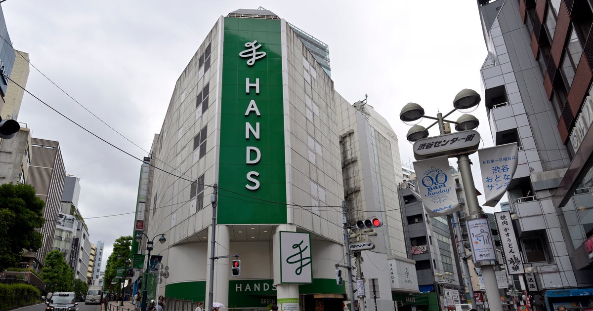 ハンズ渋谷店前の街路樹が“くつろぎすぎている”...⇨まさかの形状に「風呂入ってる?」と爆笑