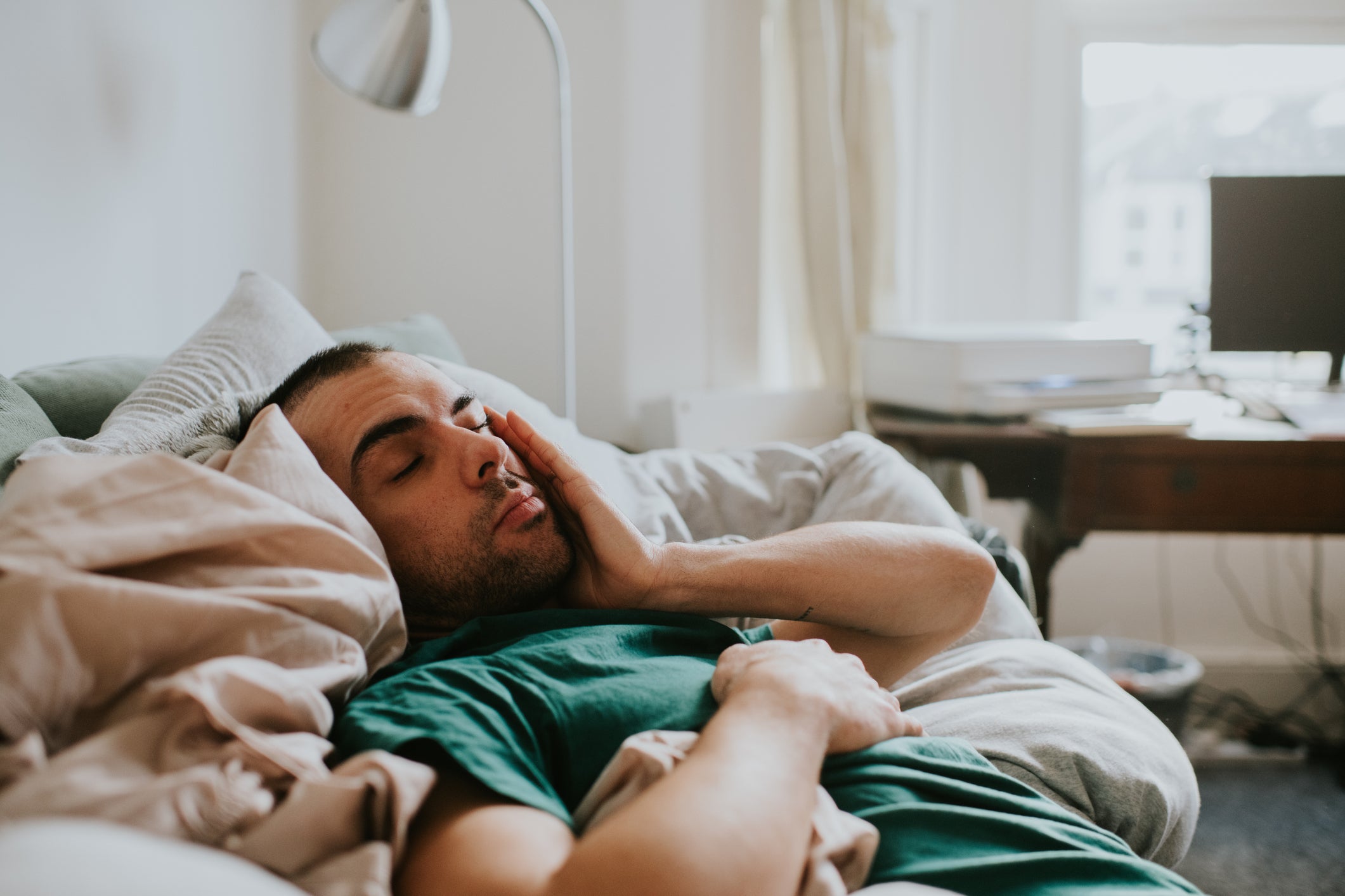 People Are 'Zebra Striping' To Swerve Hangovers. Does It Work?