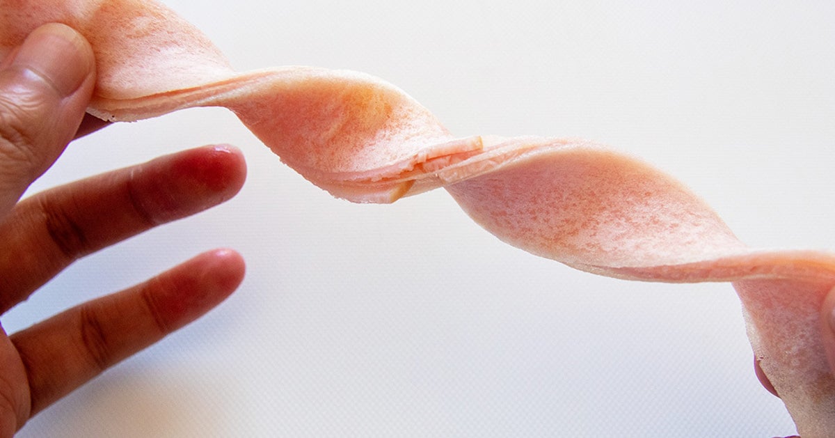 【春巻きの皮をねじって焼くだけ！】「甘じょっぱくて好き」「なんかクセになる」ハム×はちみつのパリパリスティックレシピ