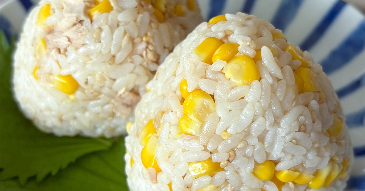 【おにぎりにコレ入れるの反則】ポン酢が隠し味！混ぜるだけで絶品「ツナコーンバターおにぎり」の簡単レシピ