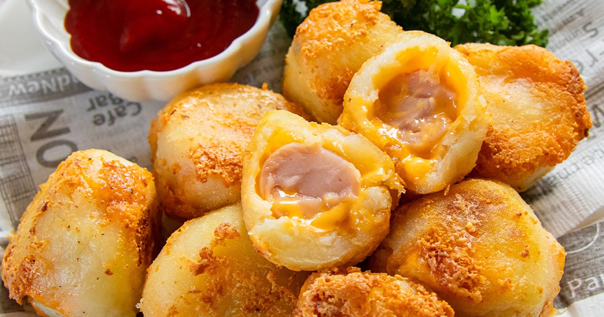 【アメリカンドッグをもっちもちにしてみた!】じゃがいもで包んで焼くだけ!一度食べたらハマっちゃう!?もちもちチーズポテトドッグ