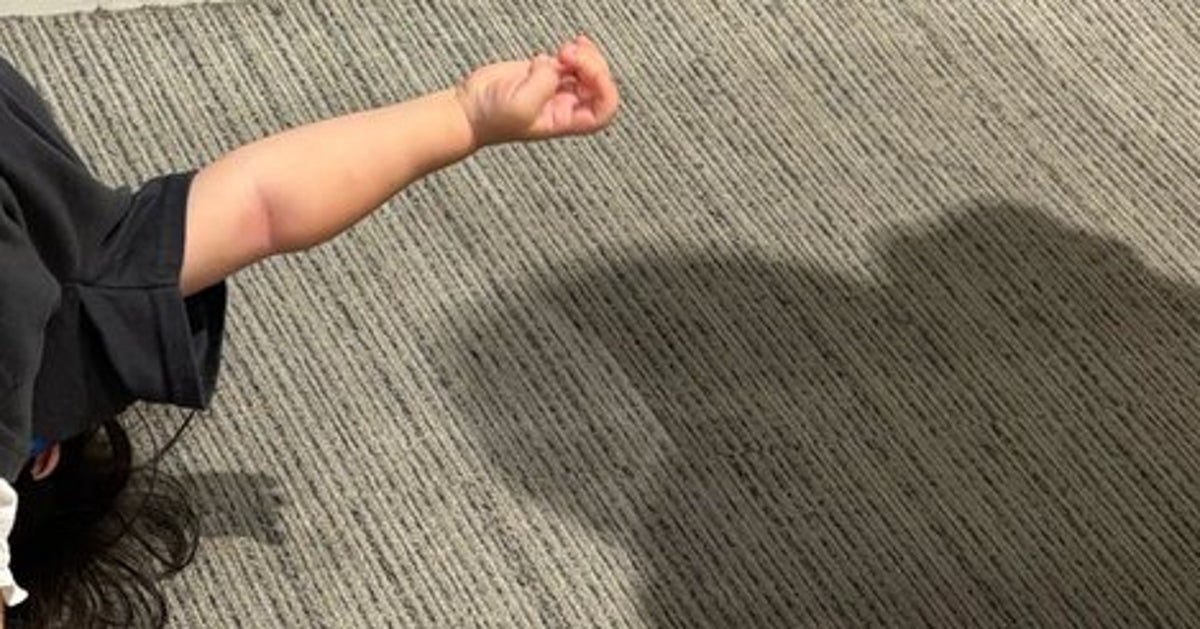1歳児、はじめての“イヤイヤポーズ”が独創的⇨「地球割り！」「衝動の赴くまますぎるw」