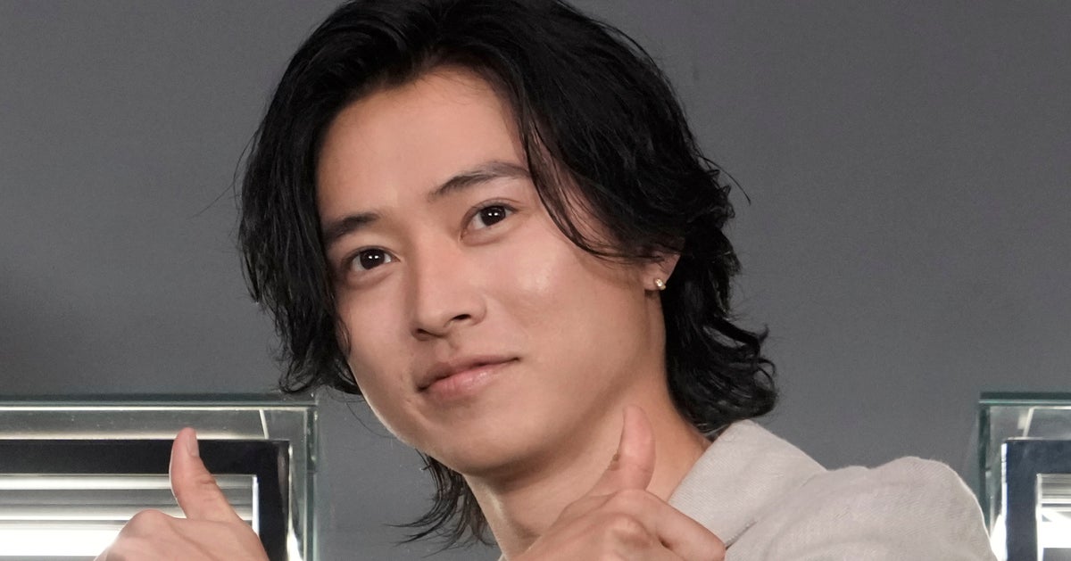 山﨑賢人、愛馬の上でお昼寝？“休憩中”のリラックスショットに反響「乗ったままとか凄い」「愛されてますね」