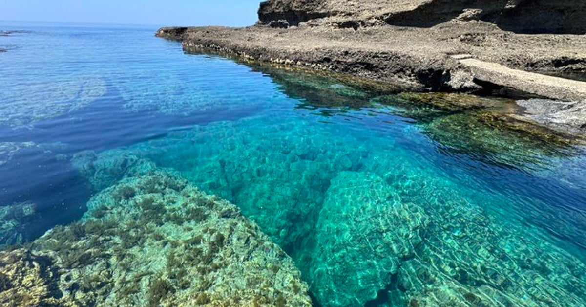 佐渡島の海が、どえらいことになっている！宝石みたいな透明度に「日本海が本気出してる」「南国みたい」