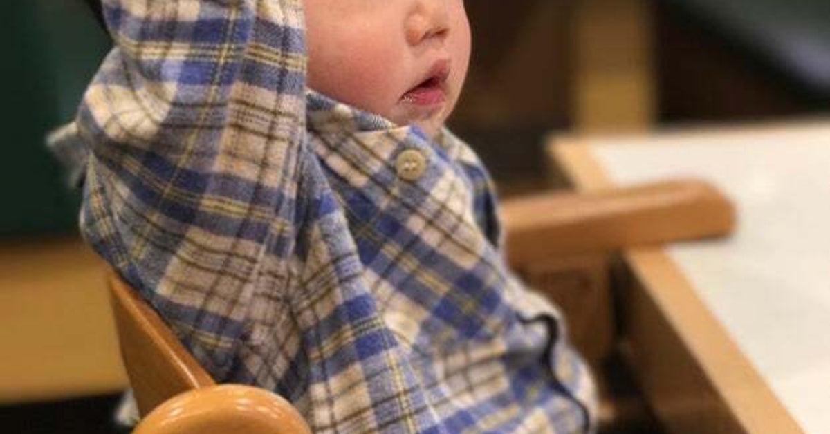 「わかる」ファミレスでの赤ちゃんの行動に共感の声「手際がよすぎてかわいい」「プロの風格」（育児漫画）