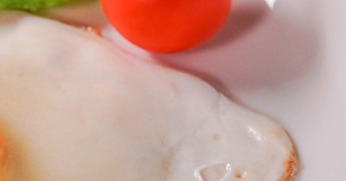 目玉焼きの黄身の中にカフェ…？あまりにもリアルな粘土作品に「完成度がエッグい」「どういうことなんですか」と反響