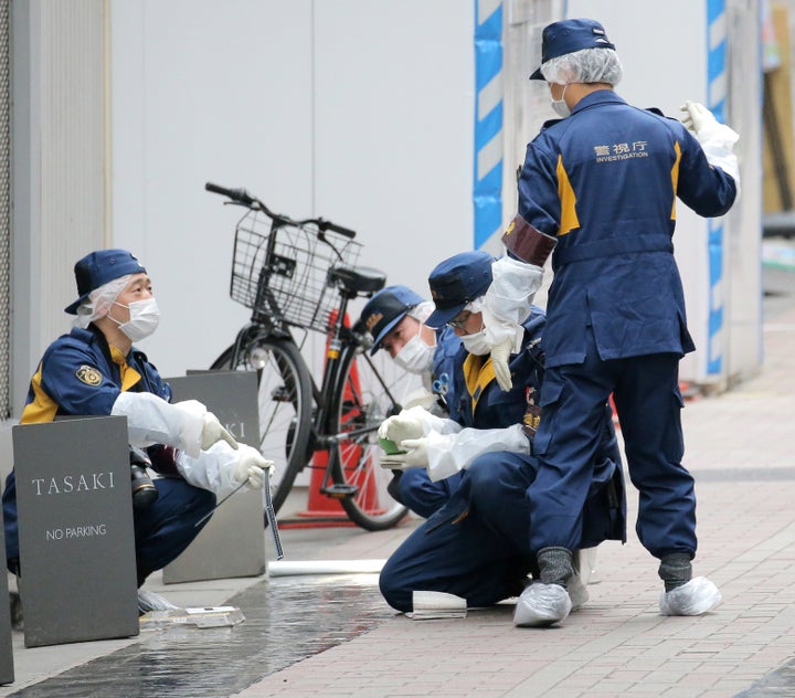 強盗事件の現場付近で鑑識作業をする警視庁の捜査員(2017年4月21日、東京都中央区銀座)