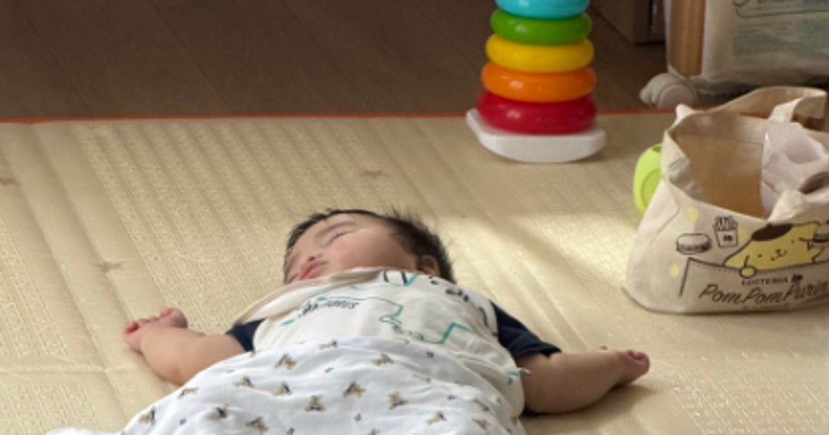 赤ちゃんが昼寝中、愛猫がとった行動が...⇨「私が守る！というオーラが背中から出てる」と5.9万「いいね」
